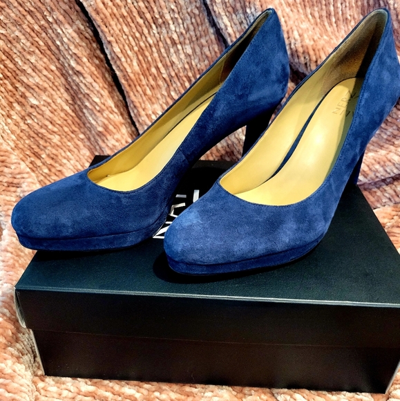 Navy Suede heels/ Naturalizer- Teresa- 8.5N/ box - Picture 4 of 9
